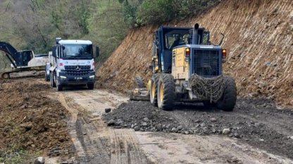Türkeli’de heyelan sonrası köy yolu güvenli hale getirildi