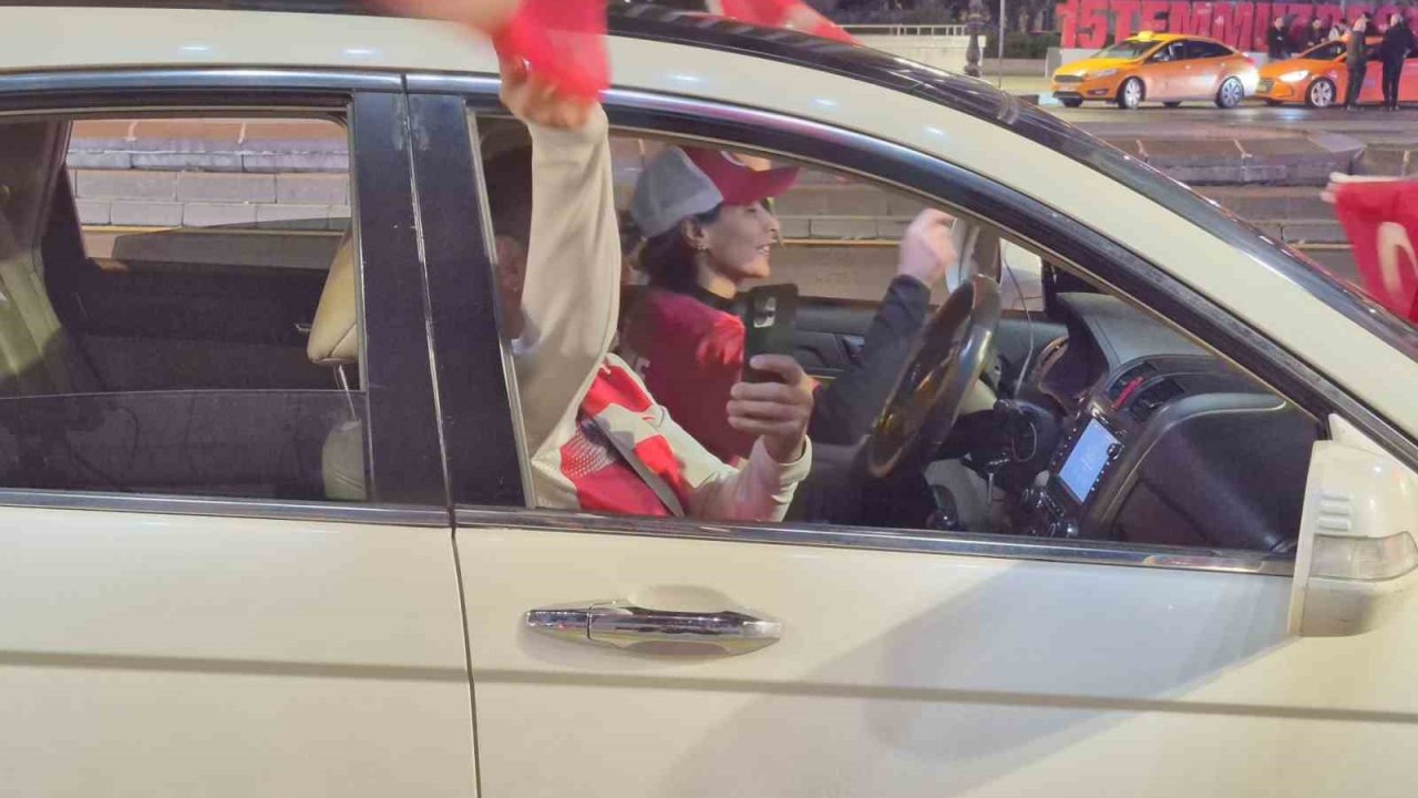 Türkiye’nin 24 yıl sonra Dünya Kupasına gitmesi Ankara’da coşku ile kutlandı