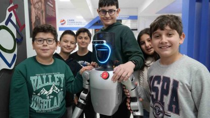 Türkiye’nin nüfusa kaydedilen ilk robotu şimdi de işe başladı