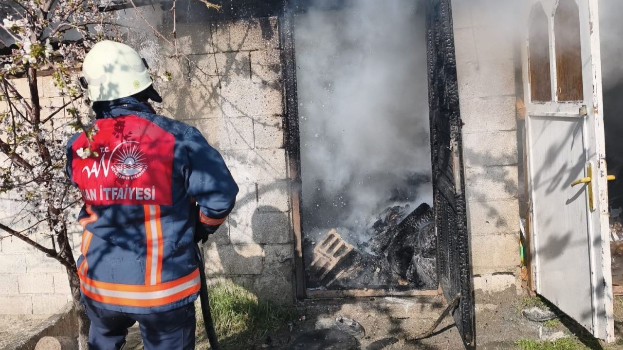 Tuşba’da odunluk yangını