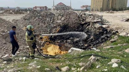 Tutuşan atık malzemeler itfaiye ekiplerince söndürüldü