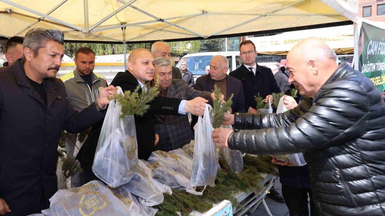 Ücretsiz olduğunu duyan vatandaşlar akın etti, binlerce fidan kısa sürede tükendi