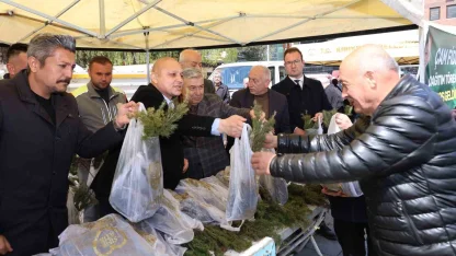 Ücretsiz olduğunu duyan vatandaşlar akın etti, binlerce fidan kısa sürede tükendi