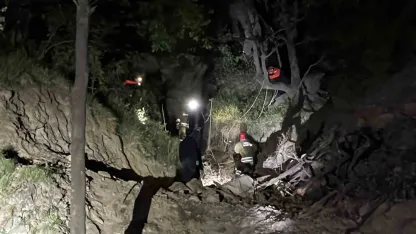 Uçuruma yuvarlanan 3 kişi operasyonla kurtarıldı