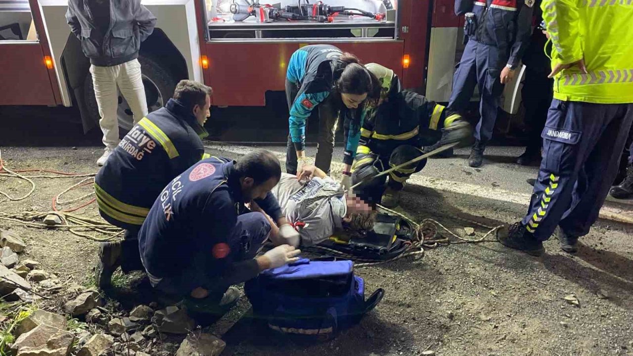 Uçurumdan deniz kıyısına yuvarlanan otomobilde 3 kişi yaralandı