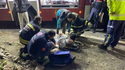 Uçurumdan deniz kıyısına yuvarlanan otomobilde 3 kişi yaralandı