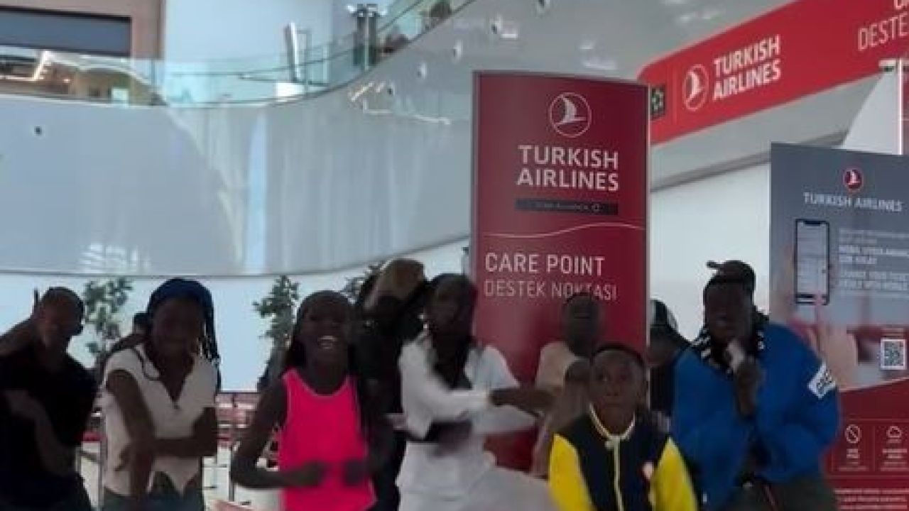 Ugandalı "Hypers Kids Africa" grubundan A Milli Futbol Takımı için özel koreografi