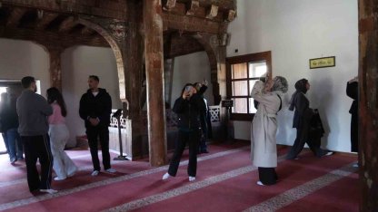 Üniversite öğrencileri, UNESCO Dünya Miras Listesi’nde Çivisiz Cami’ye hayran kaldı