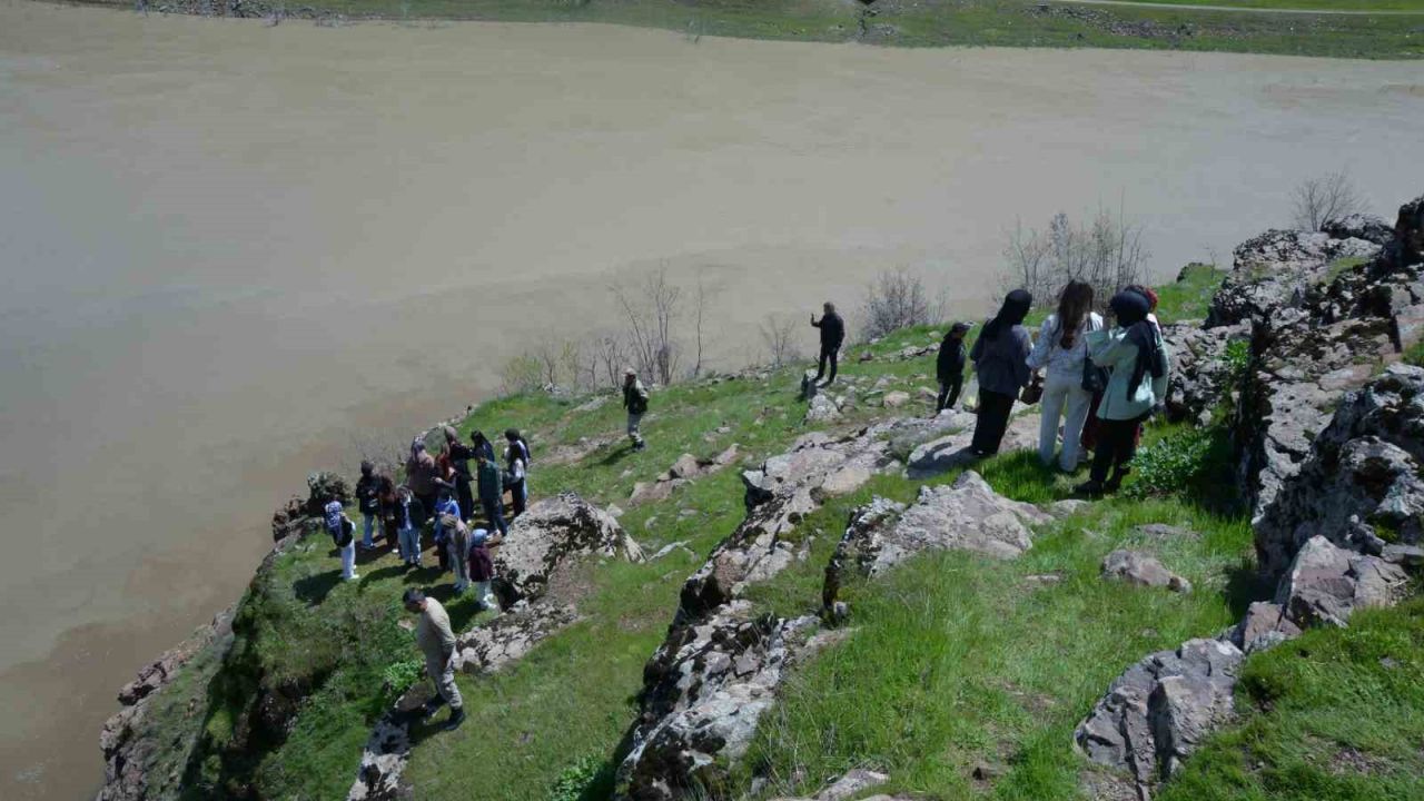 Üniversiteli gençler fotoğrafçılık kursuyla Muş’u keşfediyor