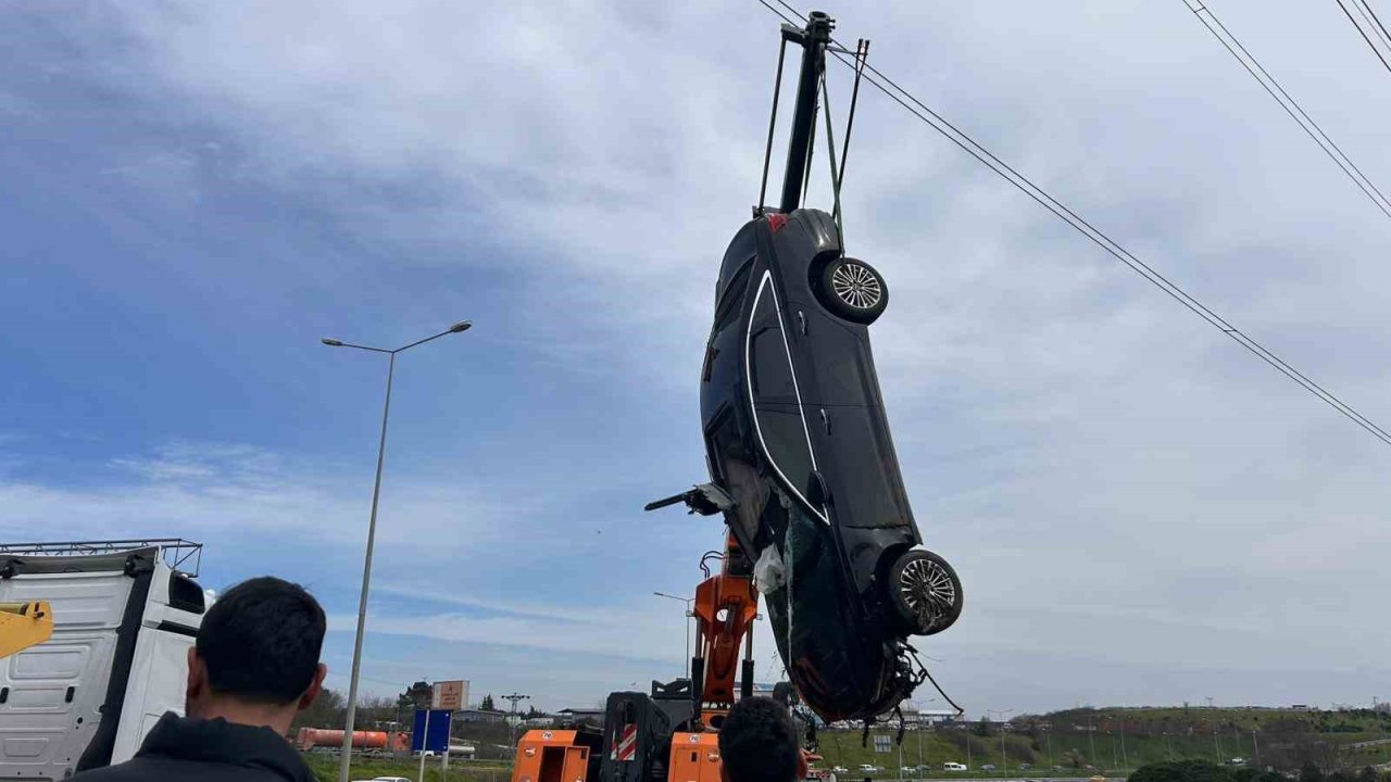 Ünlü saç ekimi uzmanı Berkay Tulpar, lüks otomobiliyle bariyerlere çarpıp çayırlık alana uçtu