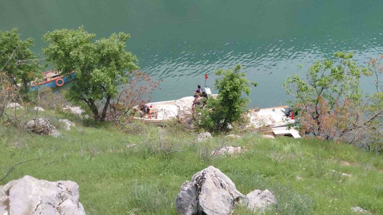 Unuttuğu eşyasını almak için döndü, botla açıldığı Fırat Nehri’nde kayboldu