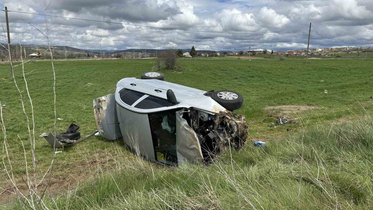 Uşak’ta otomobil tarlaya devrildi: 4 kişi yaralandı