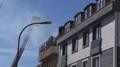 Üsküdar’da korkutan çatı yangını