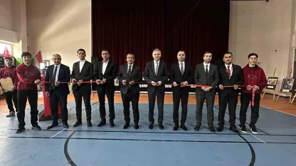 "Vakti Kuşanmak" il sergisi Yüksekova’da düzenlendi