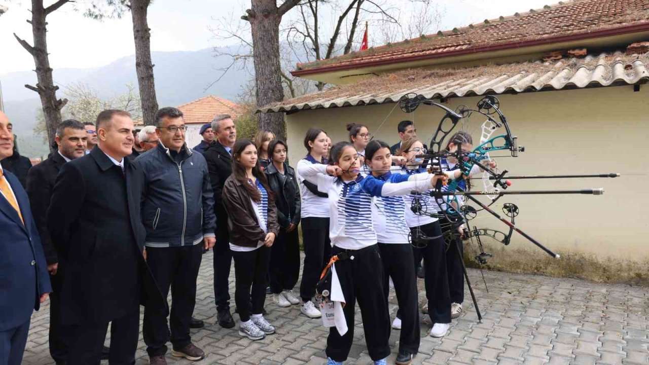 Vali Akbıyık Okçuluk Milli takım antrenörü Sözen’i ziyaret etti