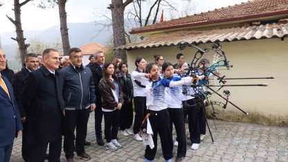 Vali Akbıyık Okçuluk Milli takım antrenörü Sözen’i ziyaret etti