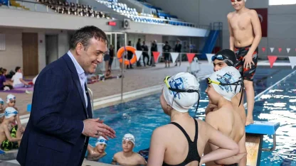 Vali Sözer kapalı yüzme havuzunda sporcularla bir araya geldi