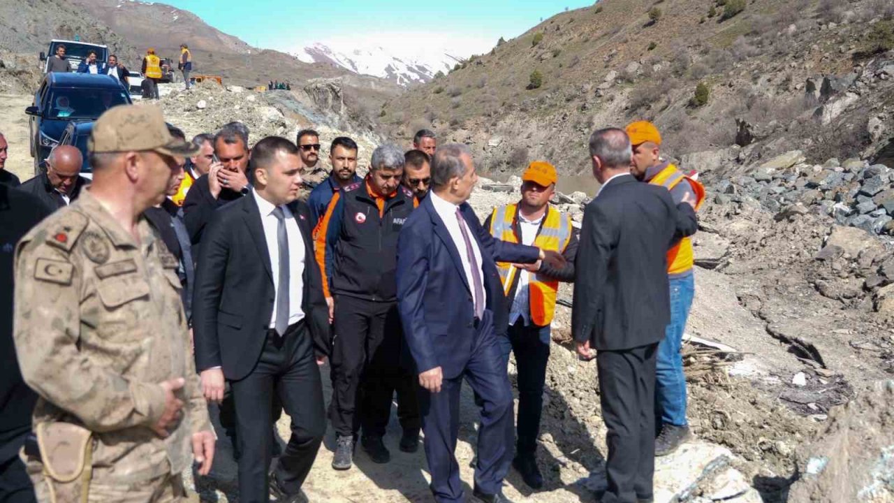 Vali Taşyapan: "Heyelan bölgesinde risk devam ediyor"