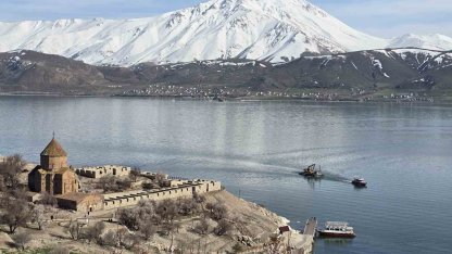 Van Gölü’nde sular çekildi, Akdamar’daki iskele yenileniyor