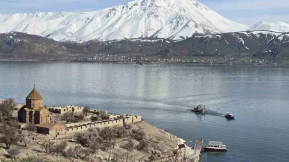 Van Gölü’nde sular çekildi, Akdamar’daki iskele yenileniyor