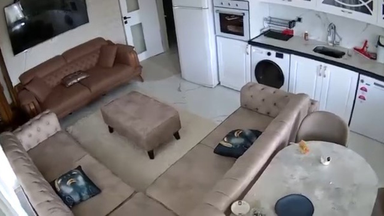 Van’da 5.2 büyüklüğünde deprem: Sarsıntı anı kamerada