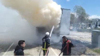 Van’da seyir halindeki tırın dorsesi yandı