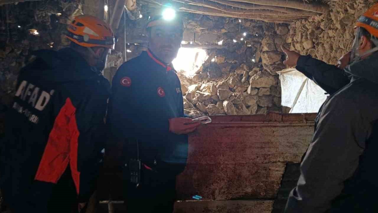 Van’daki depremde bir ahırın duvarı çöktü