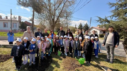 Vezirköprü’de minik eller fidan dikti