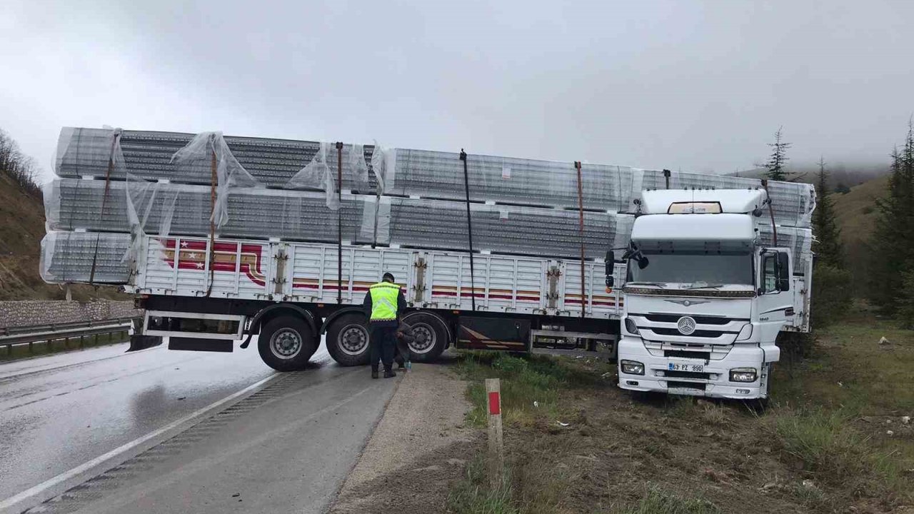 Yağış nedeniyle kayan tır yoldan çıktı