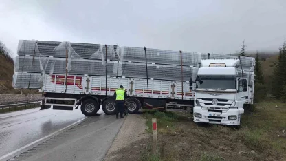Yağış nedeniyle kayan tır yoldan çıktı