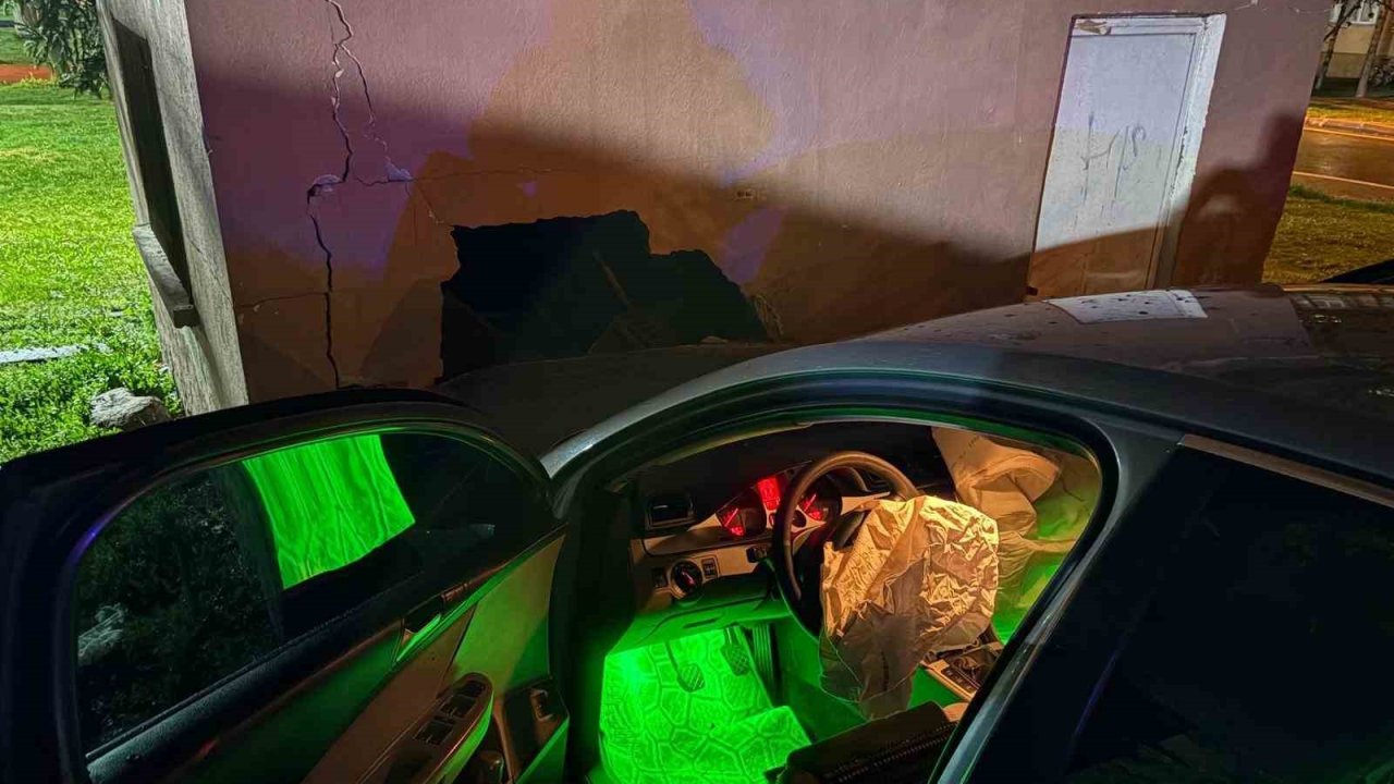 Yağışlı havada kontrolden çıkan otomobil depo duvarına çarptı