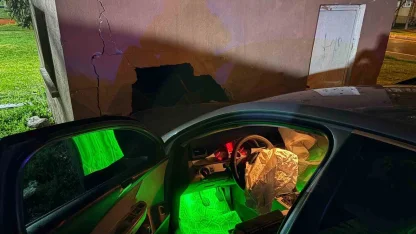 Yağışlı havada kontrolden çıkan otomobil depo duvarına çarptı