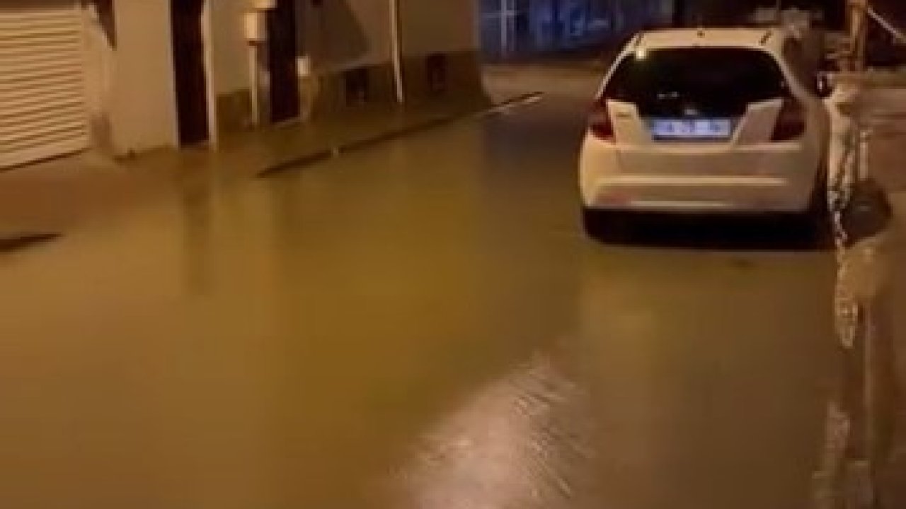 Yağmur suyu ile kaplanan sokaklar vatandaşa zorluk yaşattı