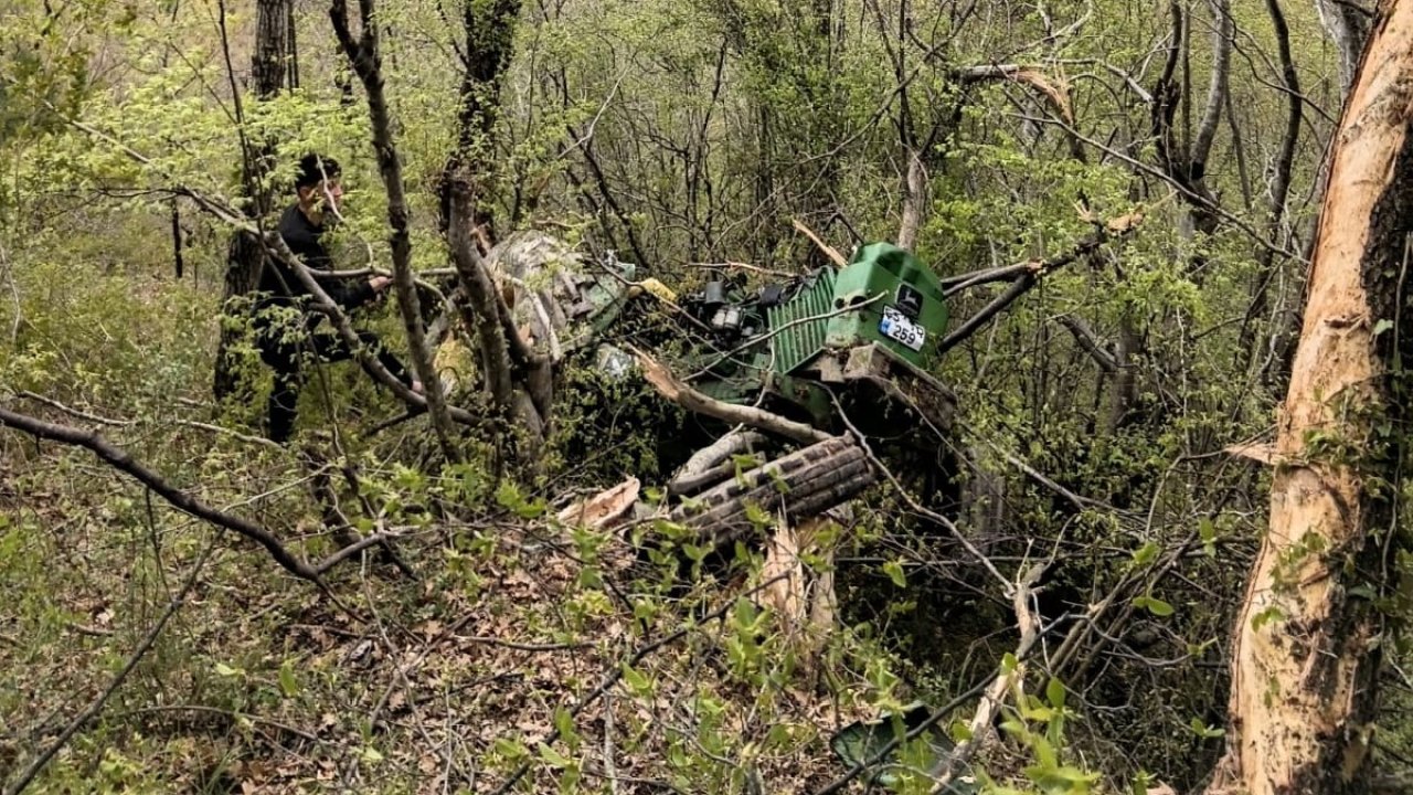 Yakakent’te traktör devrildi, sürücü yaralandı