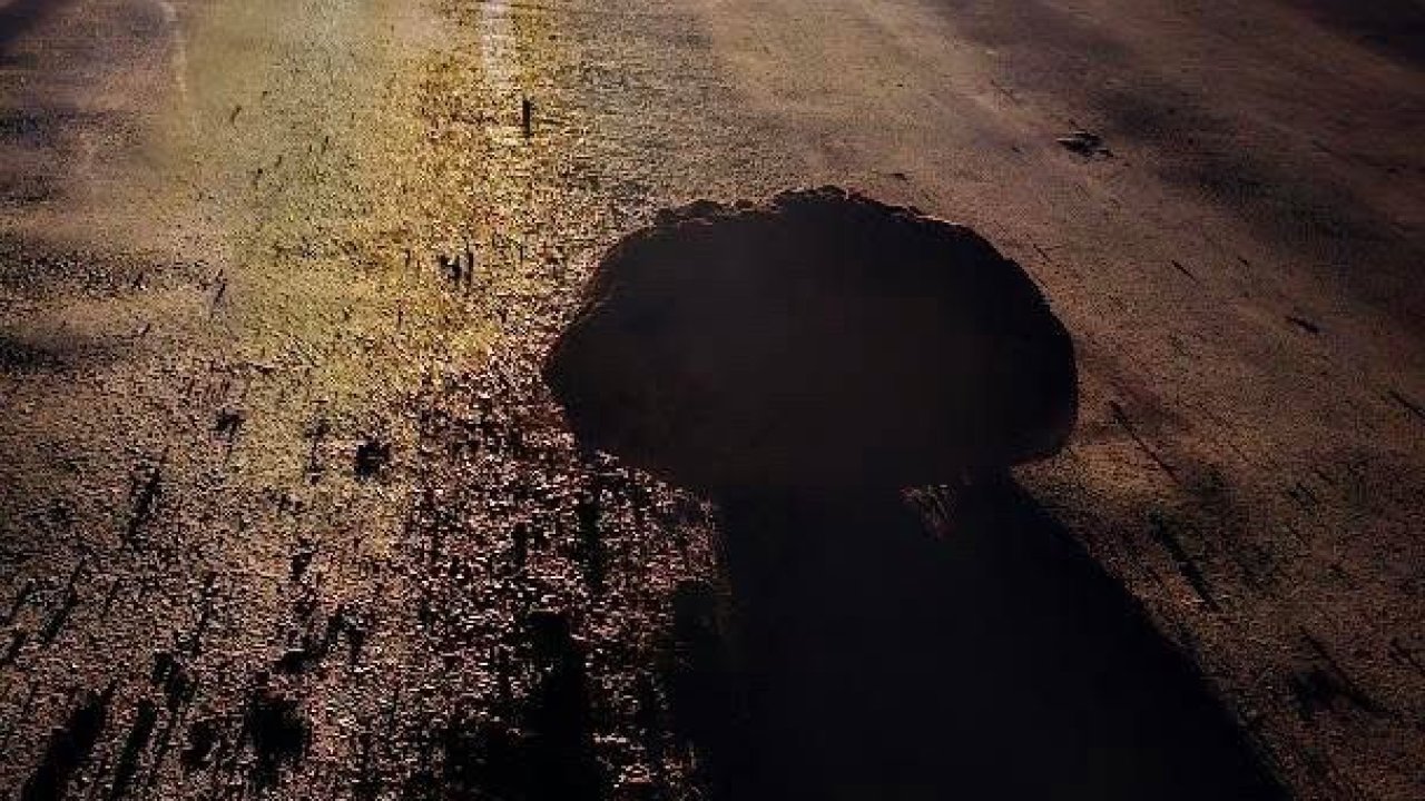 Yamaçtan kopan kaya parçaları Karabük-Yenice kara yoluna düştü