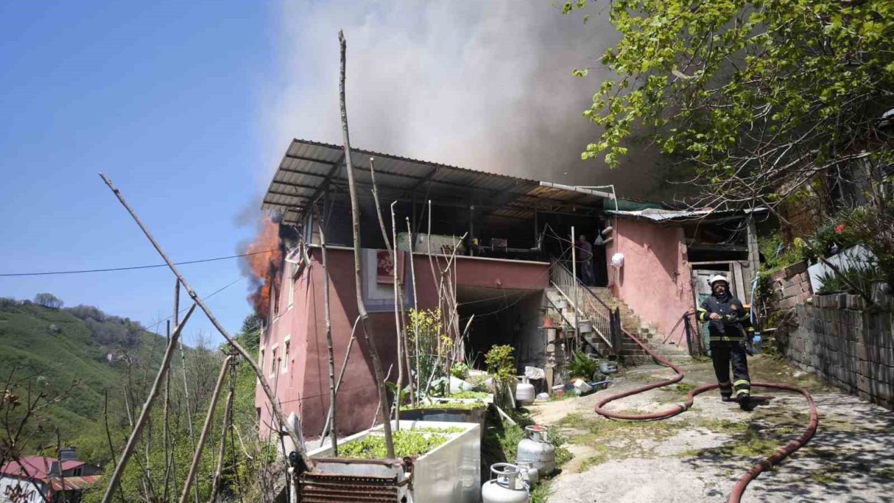 Yangında eşyalar küle döndü, Kur’an-ı Kerim zarar görmedi
