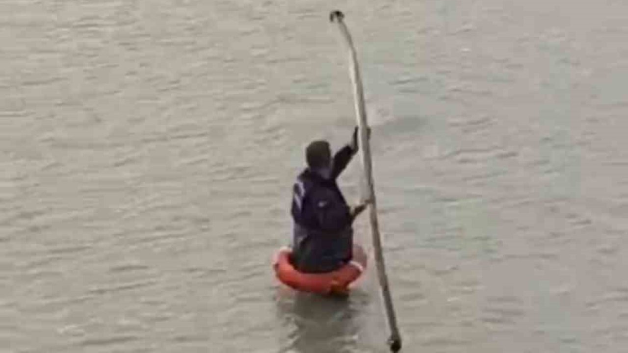 Yapay gölette mahsur kalan tilkiyi itfaiye kurtardı