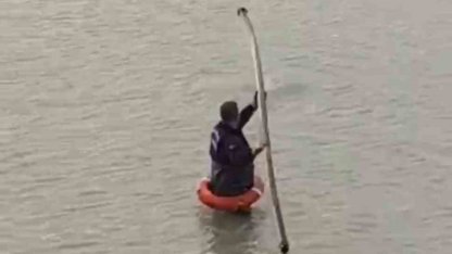 Yapay gölette mahsur kalan tilkiyi itfaiye kurtardı