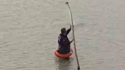 Yapay gölette mahsur kalan tilkiyi itfaiye kurtardı