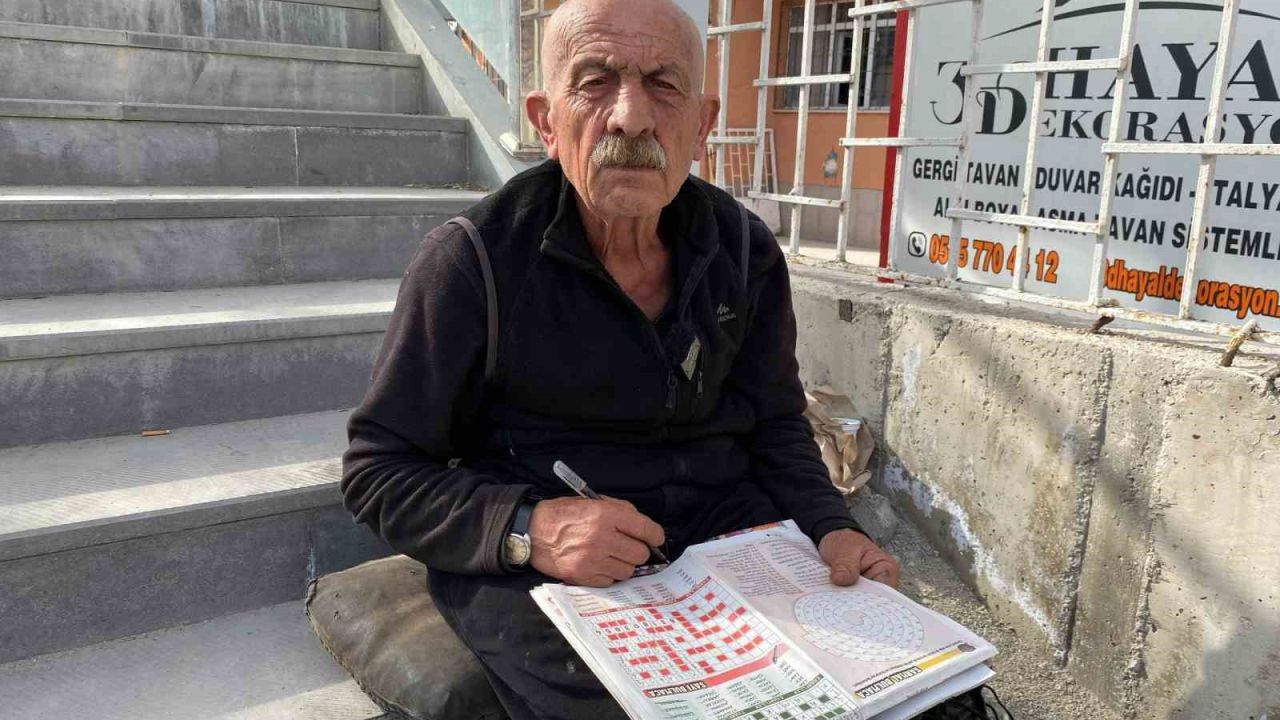 Yarım asırdır her gün bulmaca çözüyor