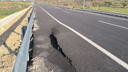 Yeni yapılan yolda çatlak ve göçükler oluştu