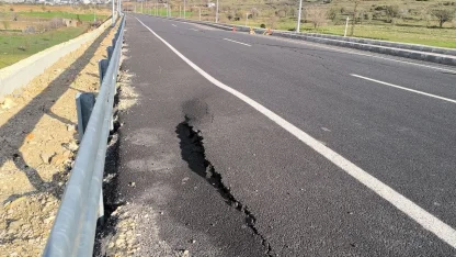 Yeni yapılan yolda çatlak ve göçükler oluştu