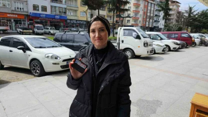 Yerde değil yüksekte arayınca cüzdanını buldu