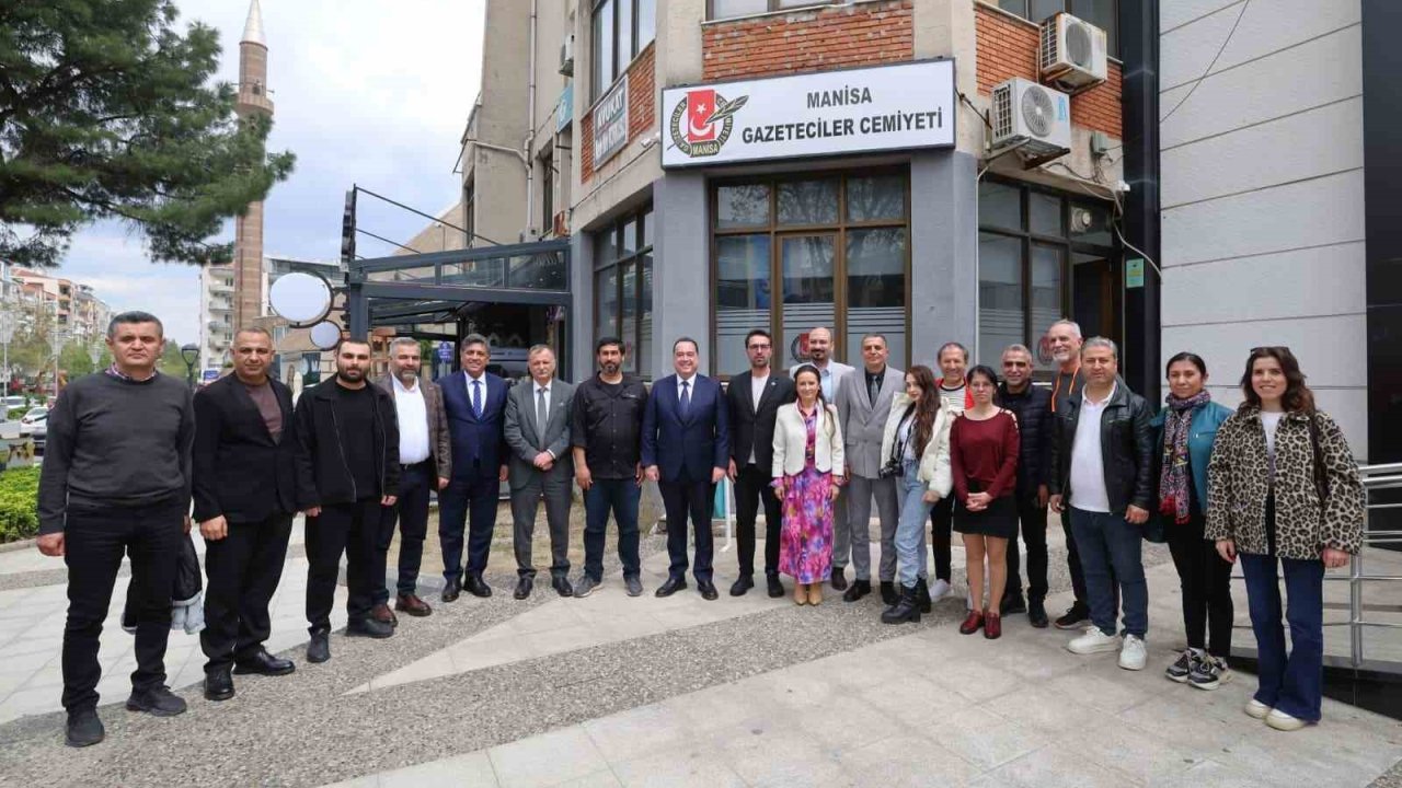 Yerel yöneticiler, gazetecilerle bir araya gelerek 69. yıl coşkusunu paylaştı