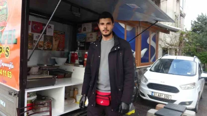 Yıllarca izlediği videolara özenen genç, hevesle başladığı işinde 1 buçuk metrekarelik seyyar tezgahında ekmek parasını kazanıyor