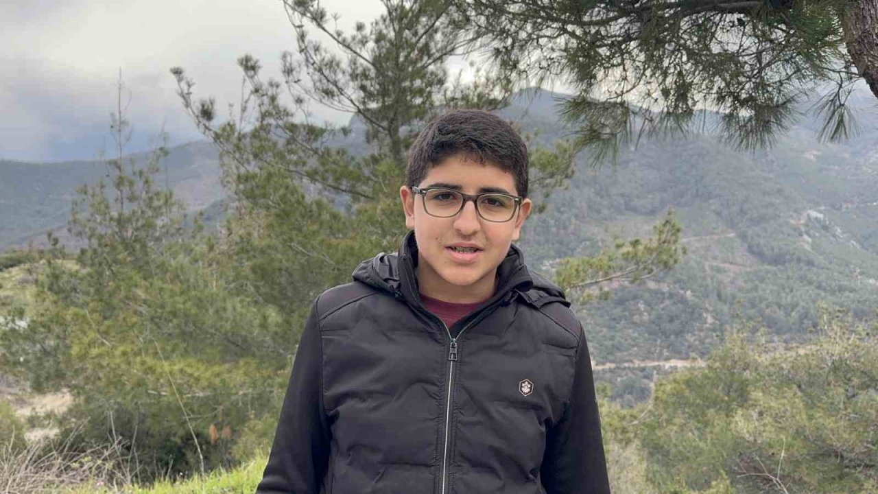 Yıpranan bayrağı fark eden öğrenci, yenisiyle değiştirdi