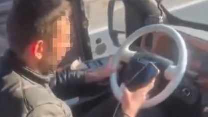 Yolcu dolu dolmuşta bir yandan telefona baktı, diğer yandan aracı kullandı