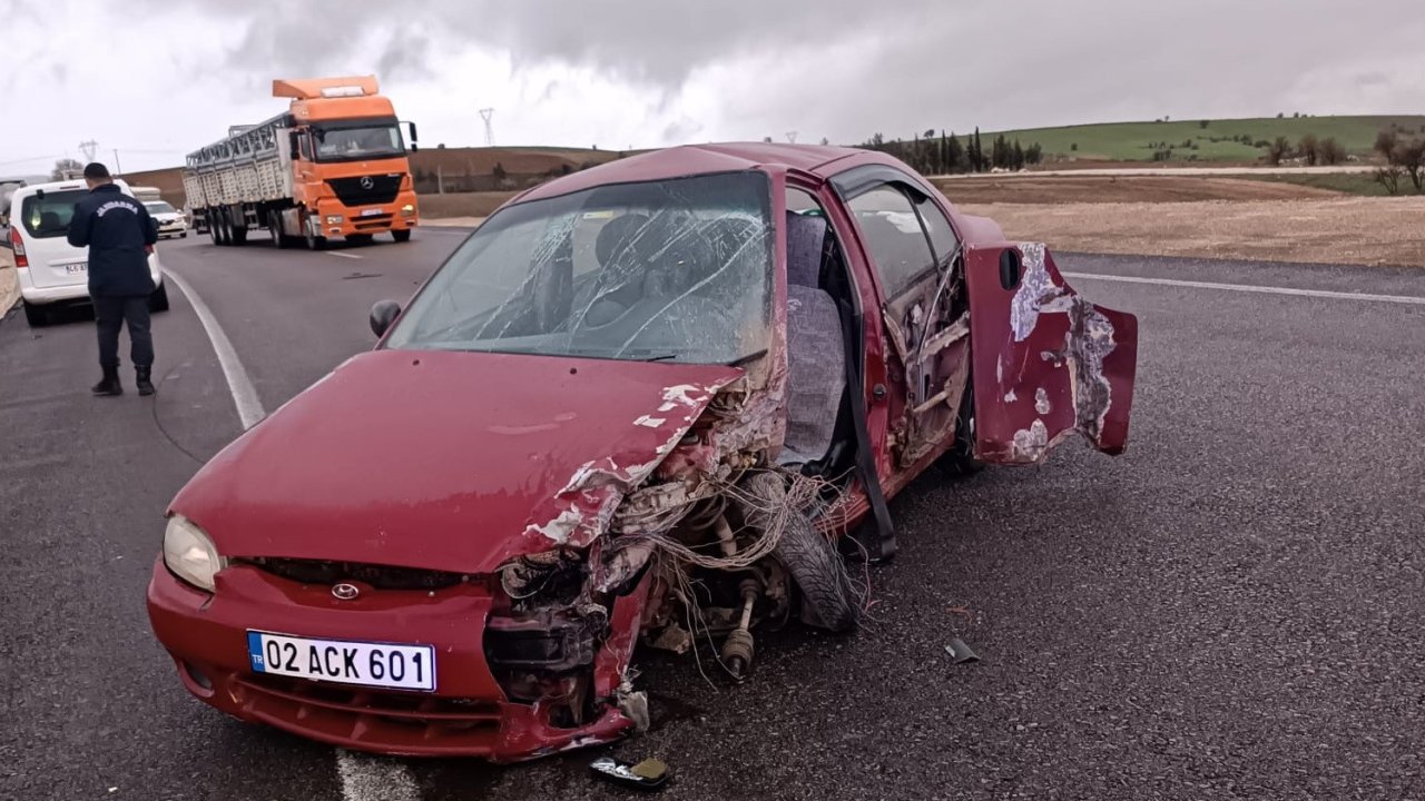 Yolda kayan araç karşı şeride geçerek araçla çarpıştı: 2 yaralı