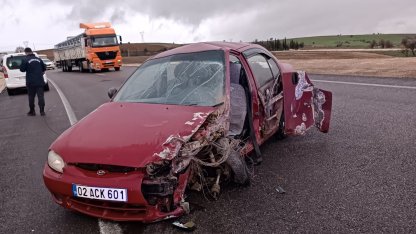 Yolda kayan araç karşı şeride geçerek araçla çarpıştı: 2 yaralı