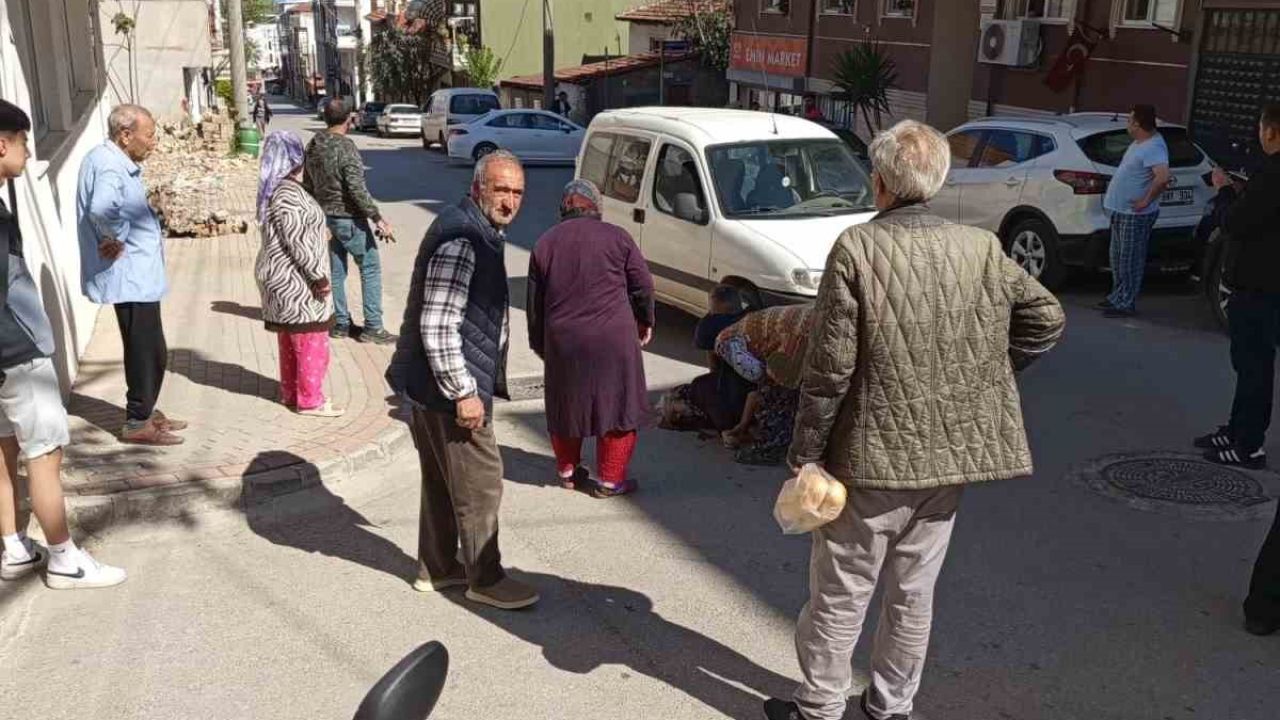 Yolun karşısına geçerken ticari aracın çarptığı yaşlı kadın hayatını kaybetti